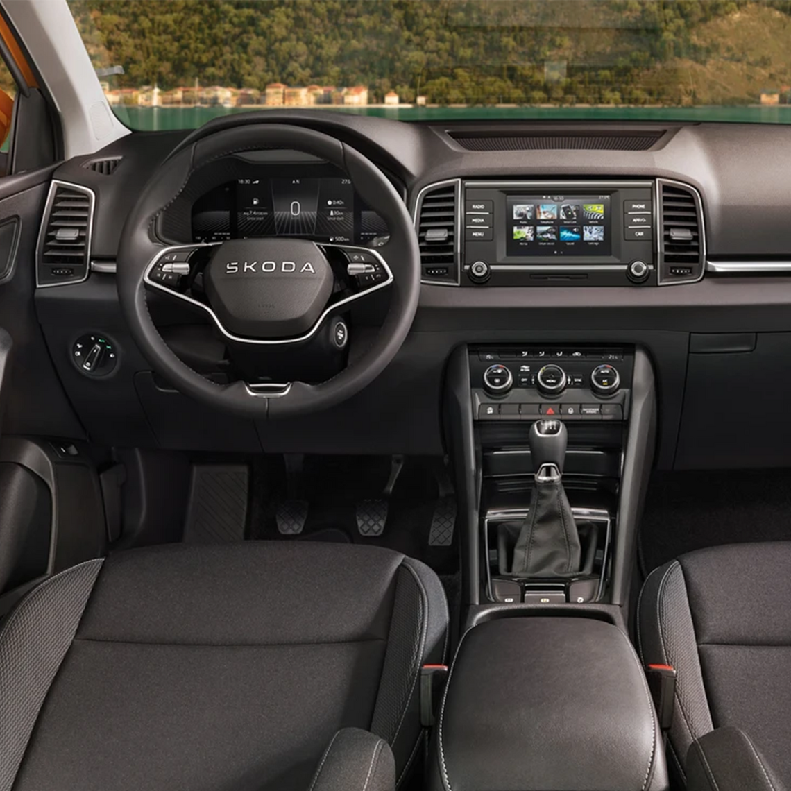 Innenraum eines Škoda mit modernem Multifunktionslenkrad und Touchdisplay.