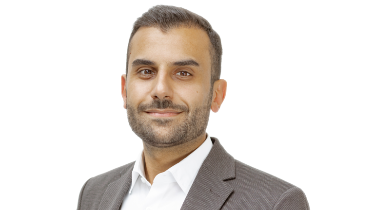 Portrait von Ali Mourtada. Mitarbeiter der Autowelt Schmidt.