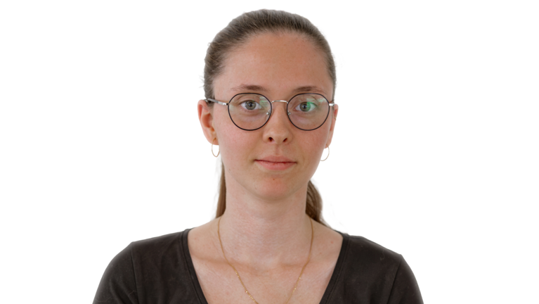Portrait Foto: Jennifer Iohim, Mitarbeiterin der Autowelt Schmidt.
