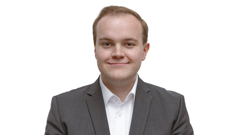 Portrait Foto: Calvin Rosenboom, Mitarbeiter der Autowelt Schmidt.