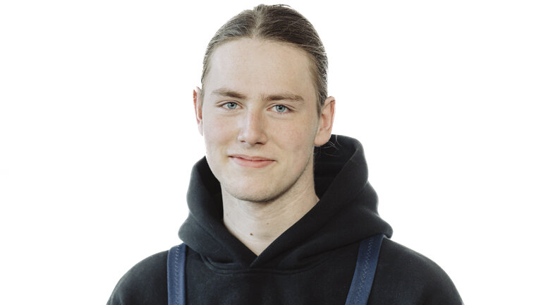 Portrait von Lukas Ewert. Mitarbeiter der Autowelt Schmidt.
