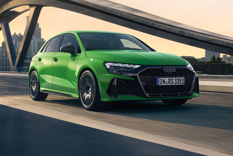 Grüner Audi RS 3 Sportback fahrend auf einer Brücke 