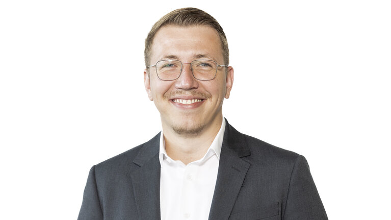 Portrait von Nico Rietmann. Mitarbeiter der Autowelt Schmidt.