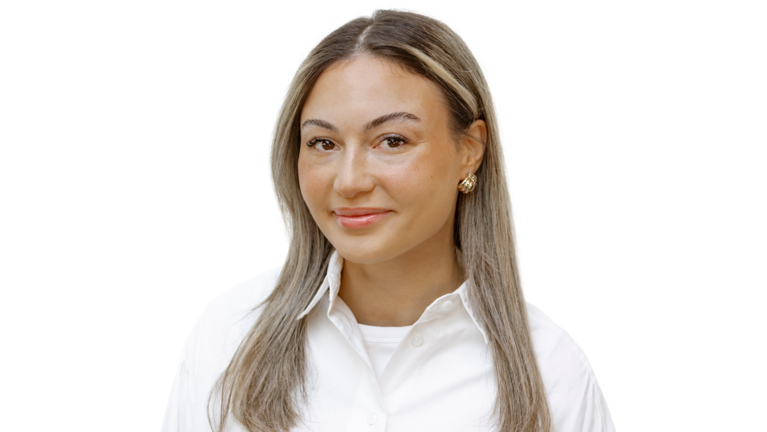 Portrait Foto: Beyza Gün, Mitarbeiterin der Autowelt Schmidt.