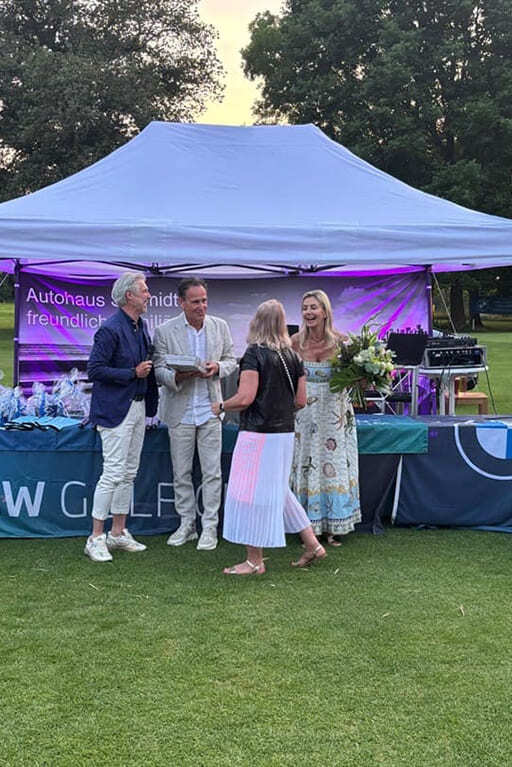 BMW Golf Cup 2025 - Die Geschäftsführer Frau & Herr Elsässer überreichen die Preise bei der Siegerehrung