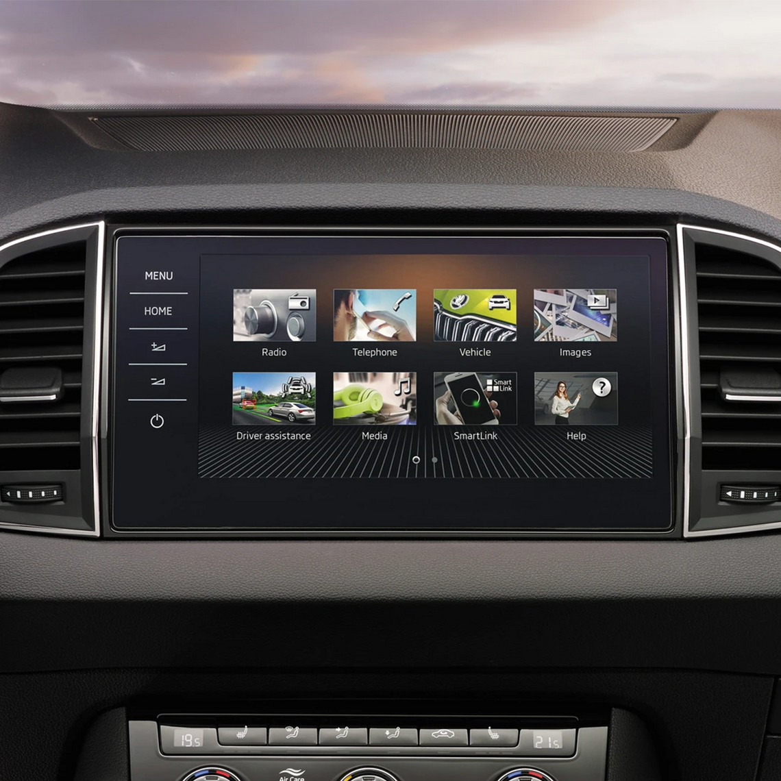 Zentrales Infotainment-Display eines Škoda Karoq mit Menüauswahl wie Radio, Telefon und Fahrzeug-Infos.