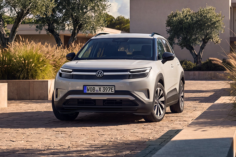 VW ID. Cross stehen auf einem Kiesgrund.