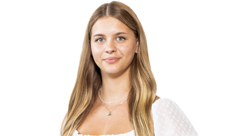 Portrait von Kimberly Schulz. Mitarbeiterin in der Autowelt Schmidt.