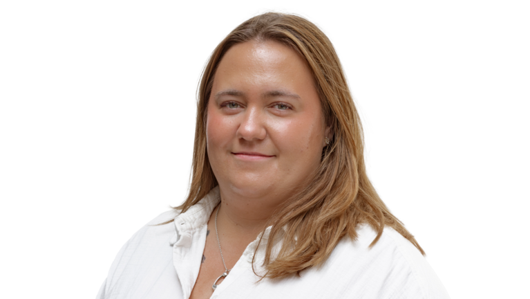 Portrait Foto: Lena Wiens, Mitarbeiterin der Autowelt Schmidt.
