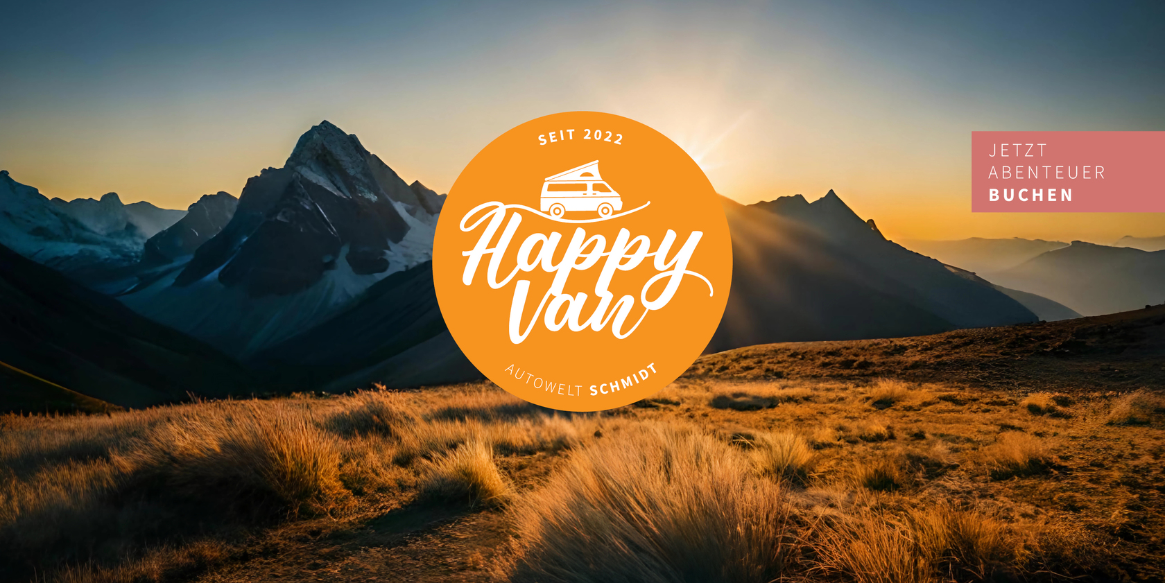 Bergige Landschaft mit Sonnenuntergang im Hintergrund. In der Mitte des Bildes das Happy Van Logo. Oben rechts am Bildrand ein hellroter Kasten mit dem Text "Jetzt Abenteuer buchen".