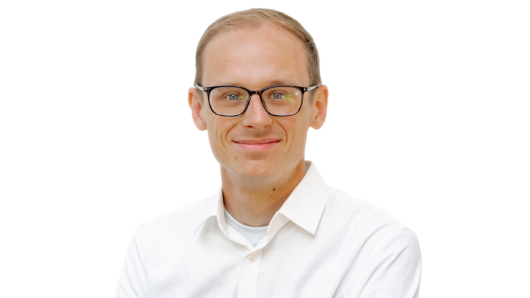 Portrait von Marvin Dicken. Mitarbeiter der Autowelt Schmidt.