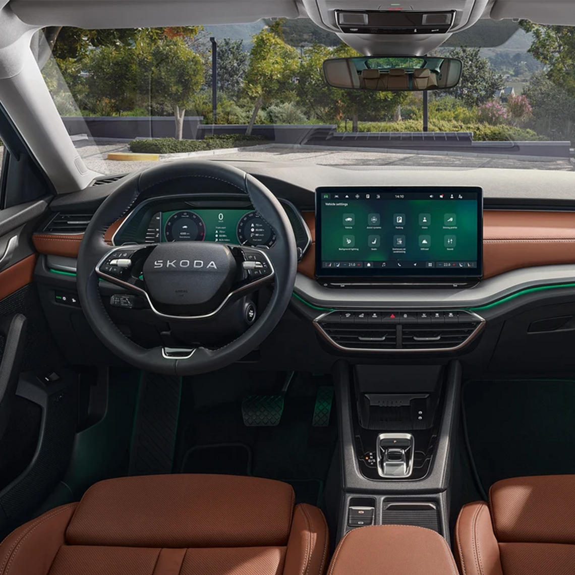 Innenraum eines Škoda mit Multifunktionslenkrad, großem Touchdisplay, modernem Cockpit und grüner Ambientebeleuchtung