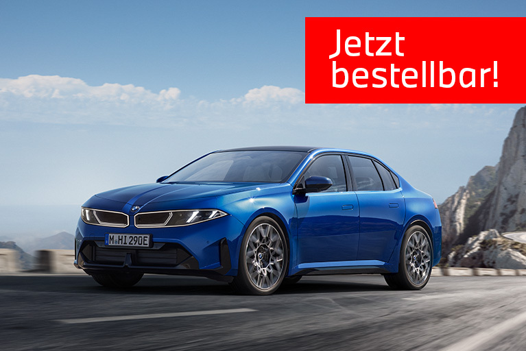Blauer BMW i3 fährt auf einer Straße durch eine bergige Landschaft. Oben rechts steht auf rotem Hintergrund der Hinweis ‚Jetzt bestellbar!