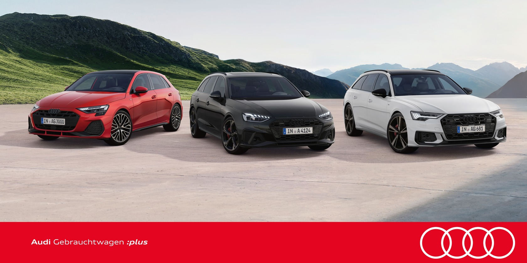 Drei Audi-Modelle stehen nebeneinander vor einer Bergkulisse. Von links nach rechts sind zu sehen: ein roter Audi A3, ein schwarzer Audi A4 Avant und ein weißer Audi A6 Avant. Unten im Bild befindet sich ein roter Balken mit dem Audi-Logo und dem Schriftzug „Audi Gebrauchtwagen :plus“.