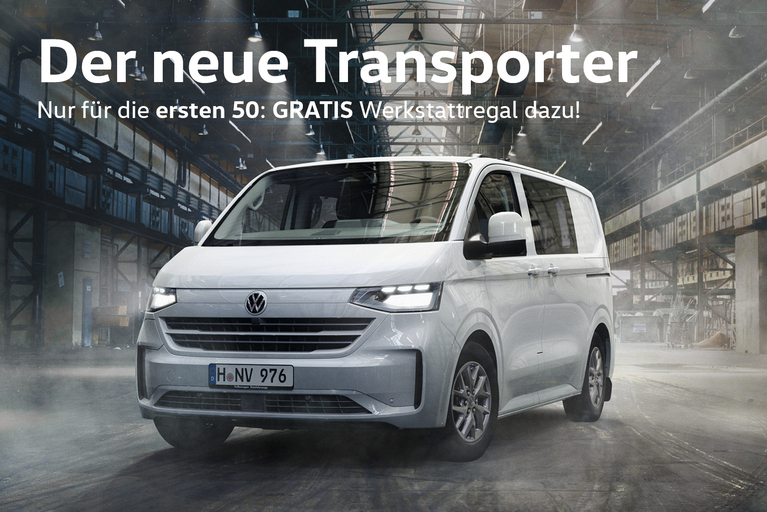 Weißer Volkswagen Transporter steht leicht schräg in einer großen Industriehalle. Darüber steht in großer Schrift: "Der neue Transporter". Darunter der Hinweis: "Nur für die ersten 50: GRATIS Werkstattregal dazu!"