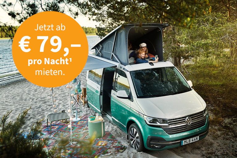 Volkswagen California Campingbus an einem Seeufer. Eine Frau und ein Kind liegen im ausgeklappten Hochdach des Fahrzeugs, während vor dem Bus ein bunter Teppich, ein Tisch und Campingzubehör aufgebaut sind. In einem orangefarbenen Kreis der Schriftzug: "Jetzt ab 79 € pro Nacht mieten."