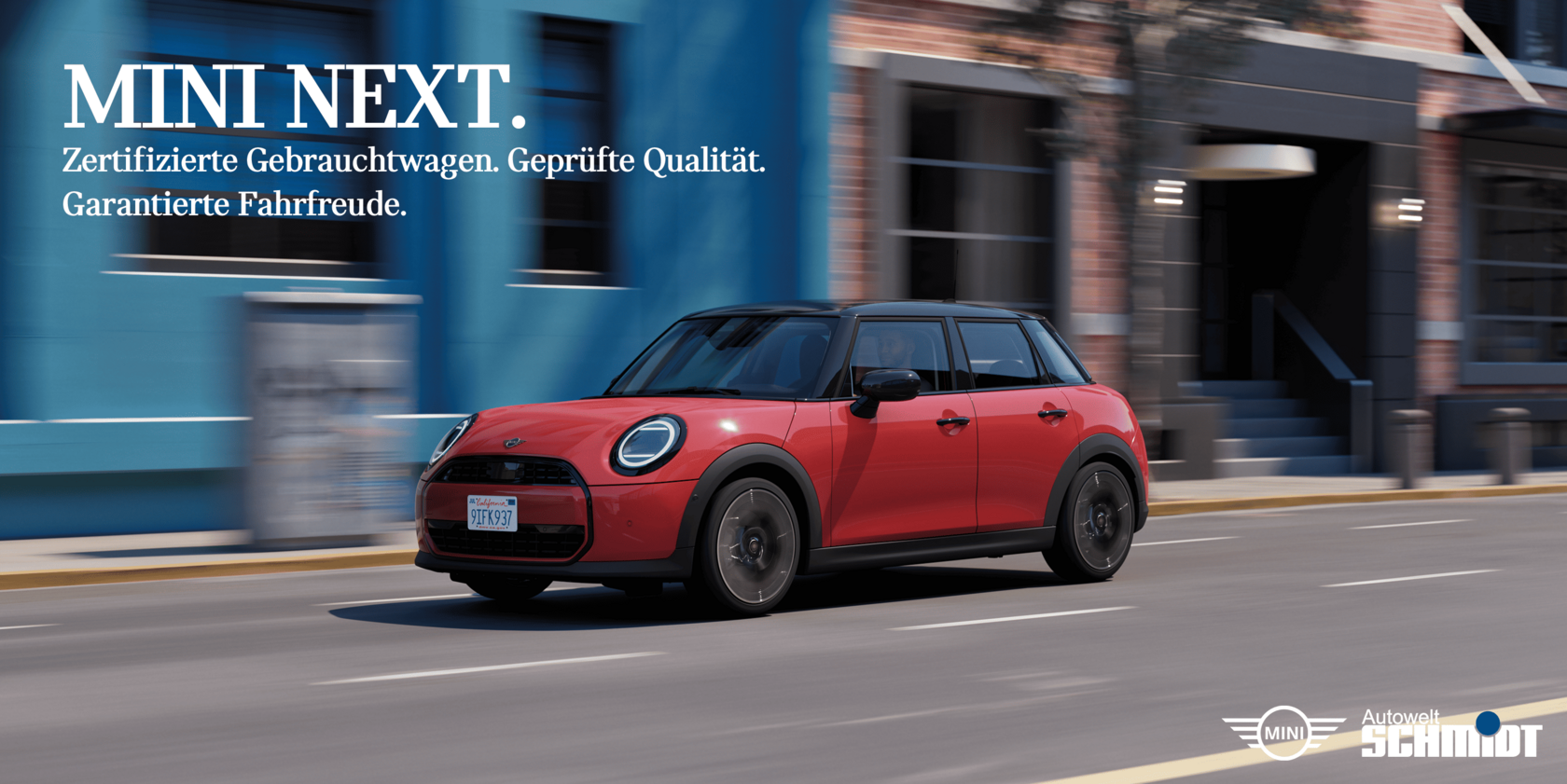 Roter MINI Cooper fährt durch eine Stadt. Weißer Schriftzug oben links: "MINI NEXT – Zertifizierte Gebrauchtwagen. Geprüfte Qualität. Garantierte Fahrfreude."