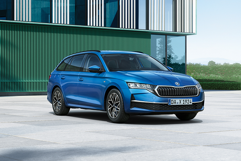 Blauer Skoda Octavia geparkt vor einem bunten, modernen Gebäude