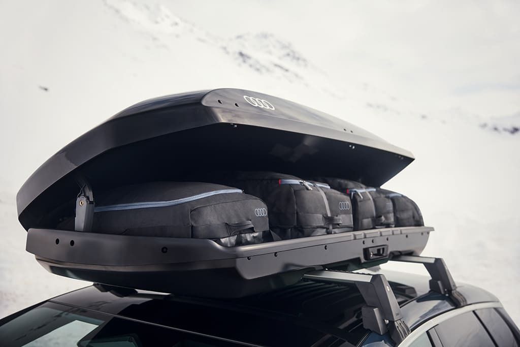Befüllte Dachbox, befestigt auf einem Audi