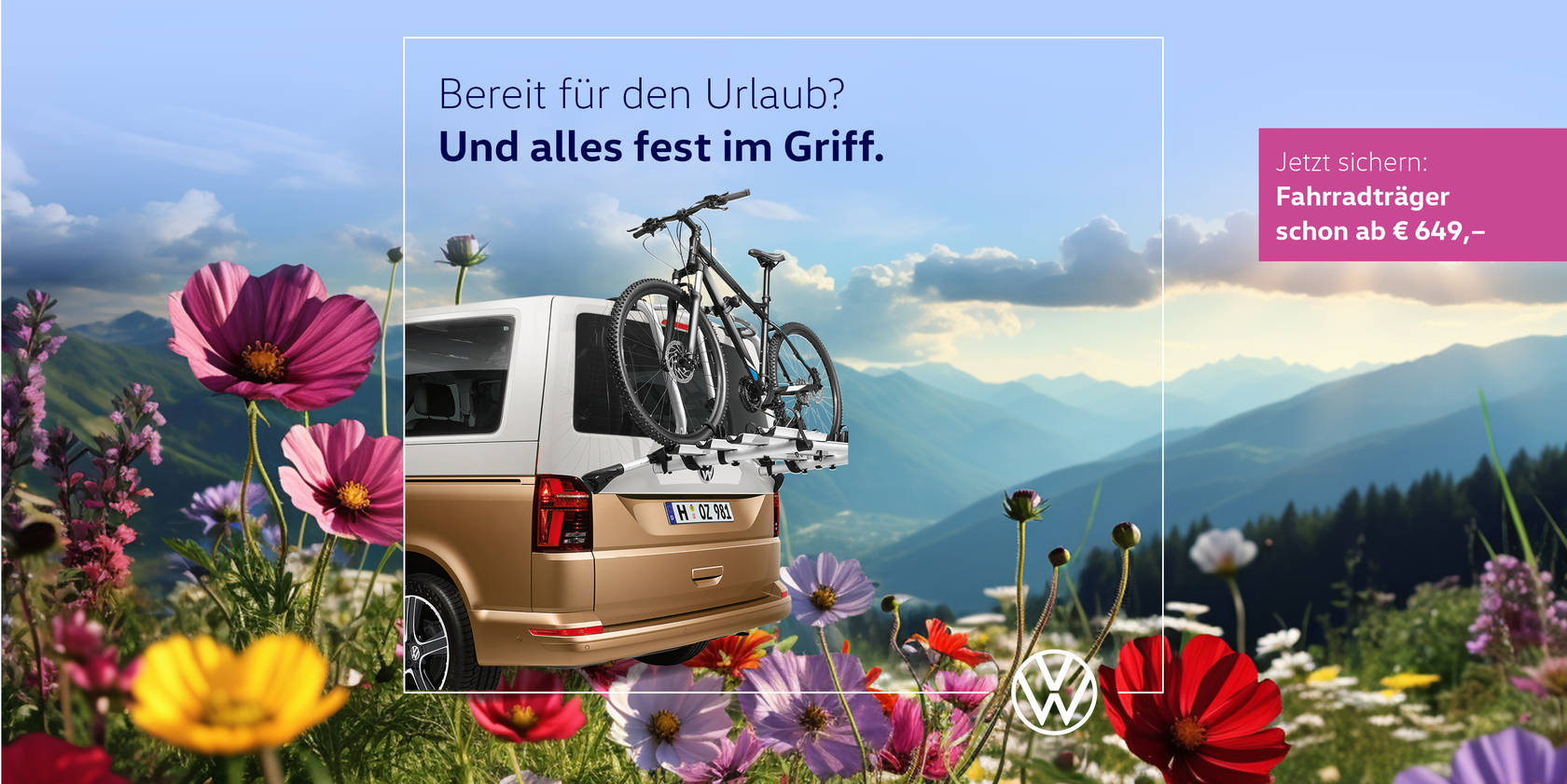 Fahrradträger von Volkswagen Zubehör an einem VW California vor alpiner Berglandschaft mit bunten Blumen. Oben in der Mitte des Bilder der Schriftzug: "Bereit für den Urlaub? Und alles fest im Griff." Am rechten Bildrand ein pinker Kasten mit dem Text: "Jetzt sichern: Fahrradträger schon ab € 649,–"