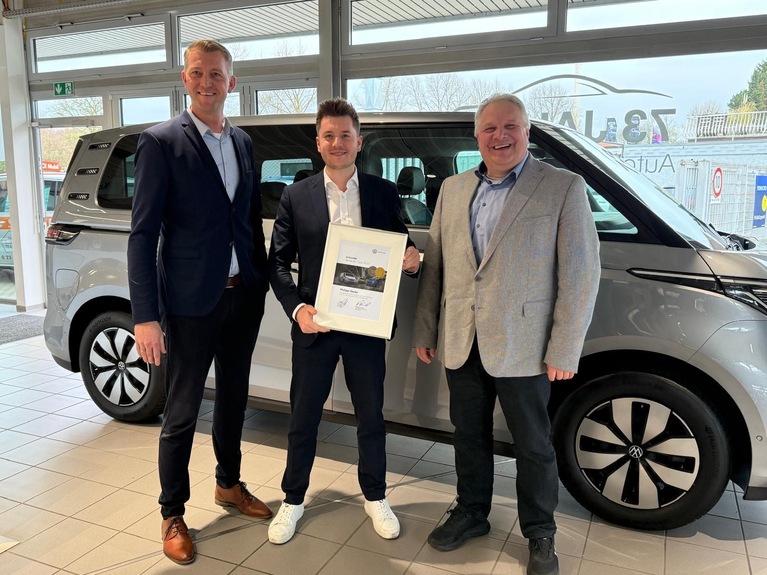 Urkunden Übergabe für Top 50 Nutzfahrzeuge Verkäufer.