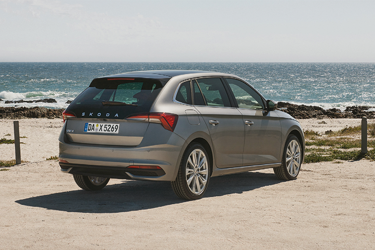 Škoda Scala in grau am Strand vor dem Meer geparkt