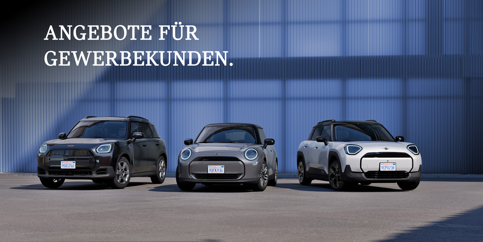 Drei MINI Modelle vor moderner Industriehalle mit dem Schriftzug ‚Angebote für Gewerbekunden.‘