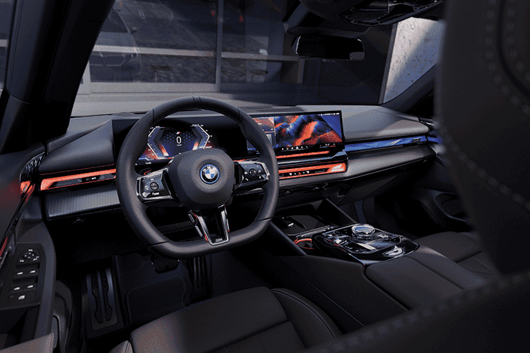 Innenraum eines BMW i5 mit Curved Display und Ambientebeleuchtung