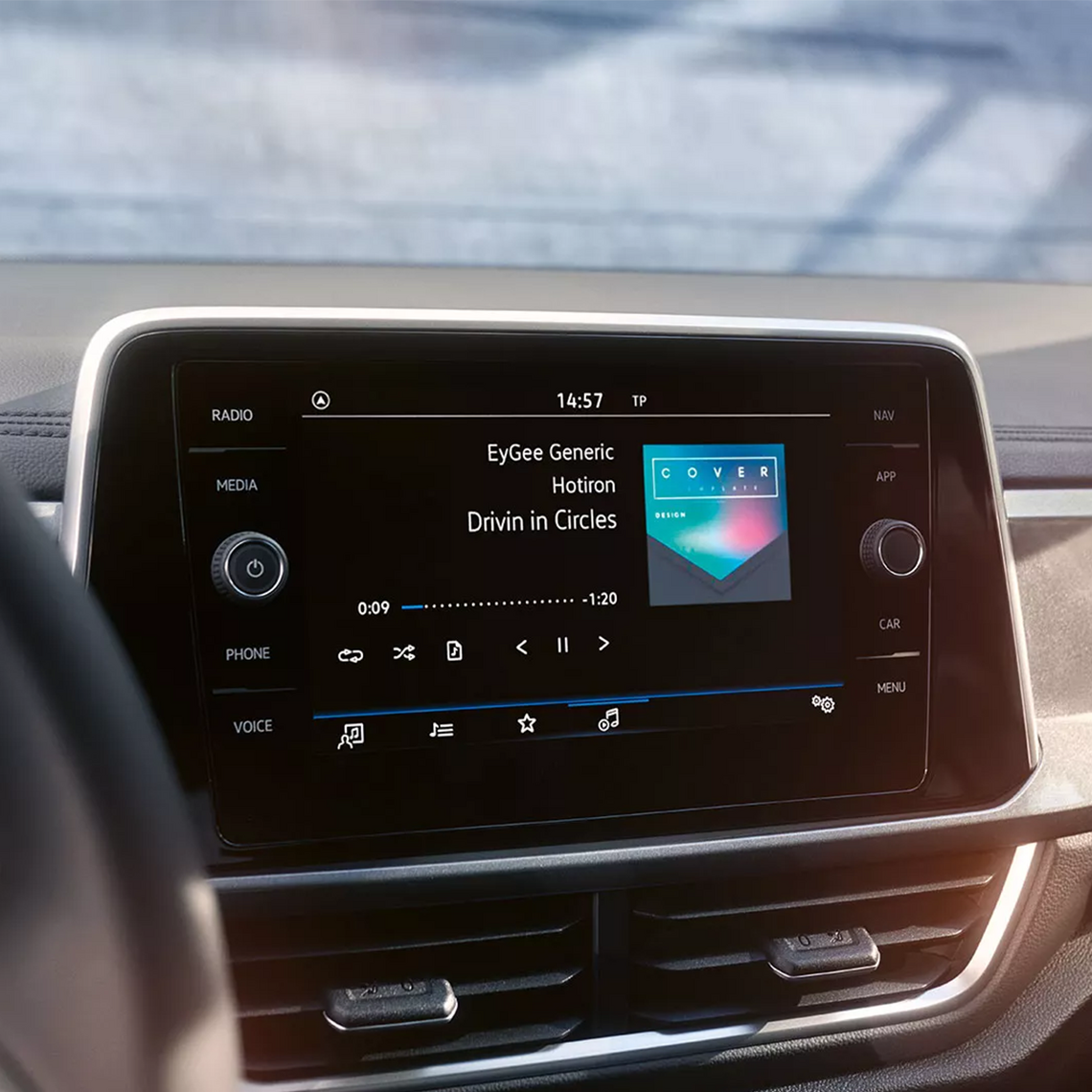Nahaufnahme eines Infotainment-Displays eines VW T-Roc welches Steuerungsoptionen anzeigt.