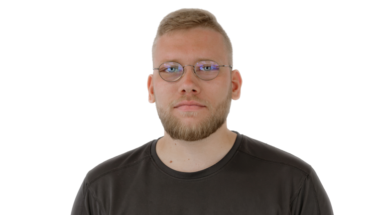 Portrait Foto: Niklas Walter, Mitarbeiter der Autowelt Schmidt.