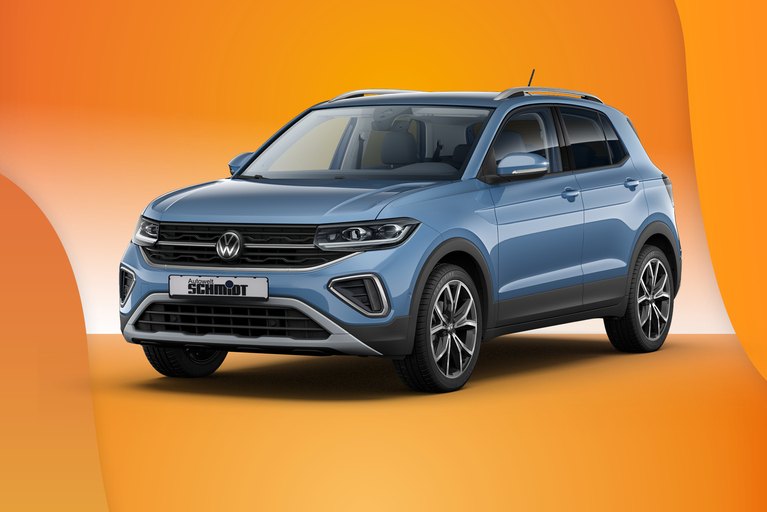 Volkswagen T-Cross in blau vor orangem Hintergrund