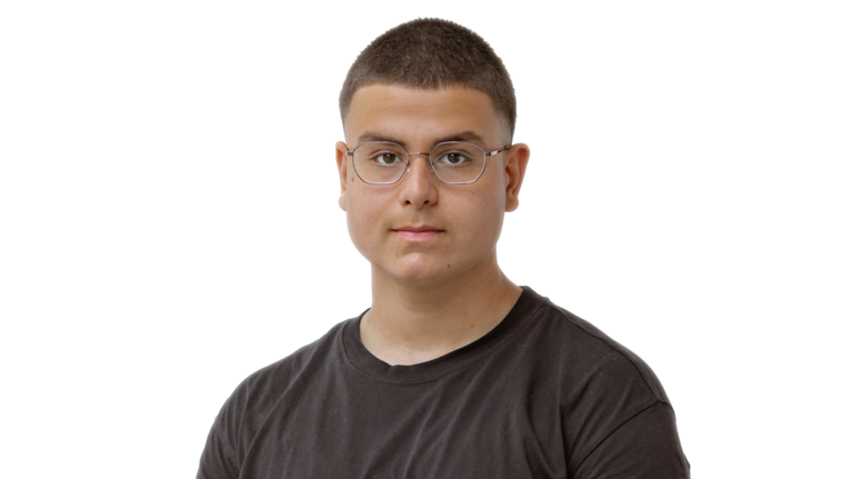 Portrait Foto: Gökay Kaya, Auszubildender der Autowelt Schmidt.