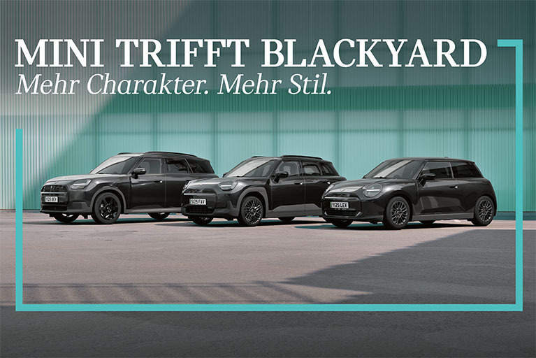 MINI trifft Blackyard mit drei Blackyard MINI Modellen nebeneinander vor moderner Architektur. Text: ‚Mehr Charakter. Mehr Stil.