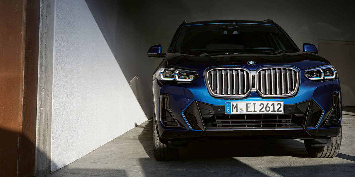 Blauer BMW X3 in Frontalansicht geparkt in einer Garage