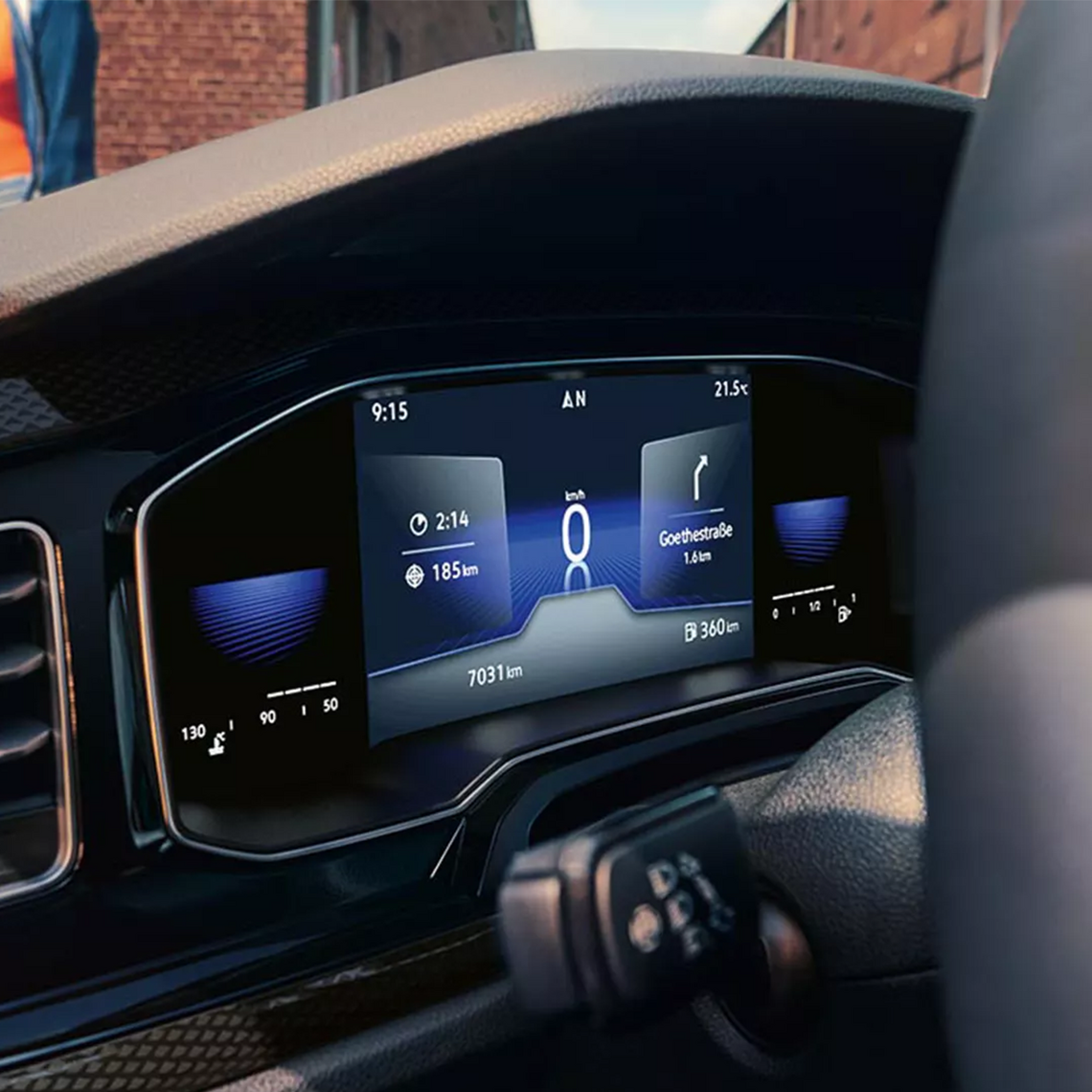 Nahaufnahme eines digitalen Cockpits eines VW Polo mit Navigationsanzeige und Bordcomputerinformationen.