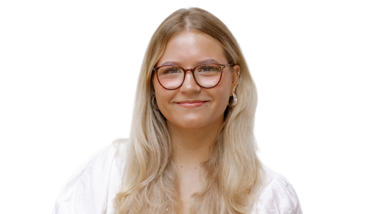 Portrait Foto: Katharina Fischer, Auszubildende der Autowelt Schmidt.
