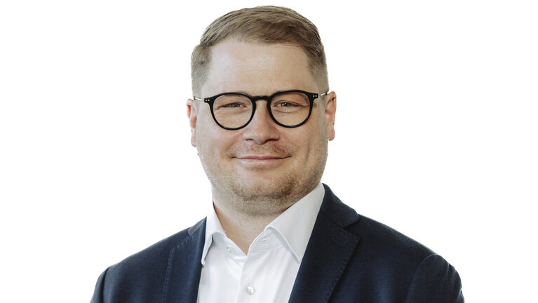 Potzrait von Nils Heyna. Mitarbeiter der Autowelt Schmidt