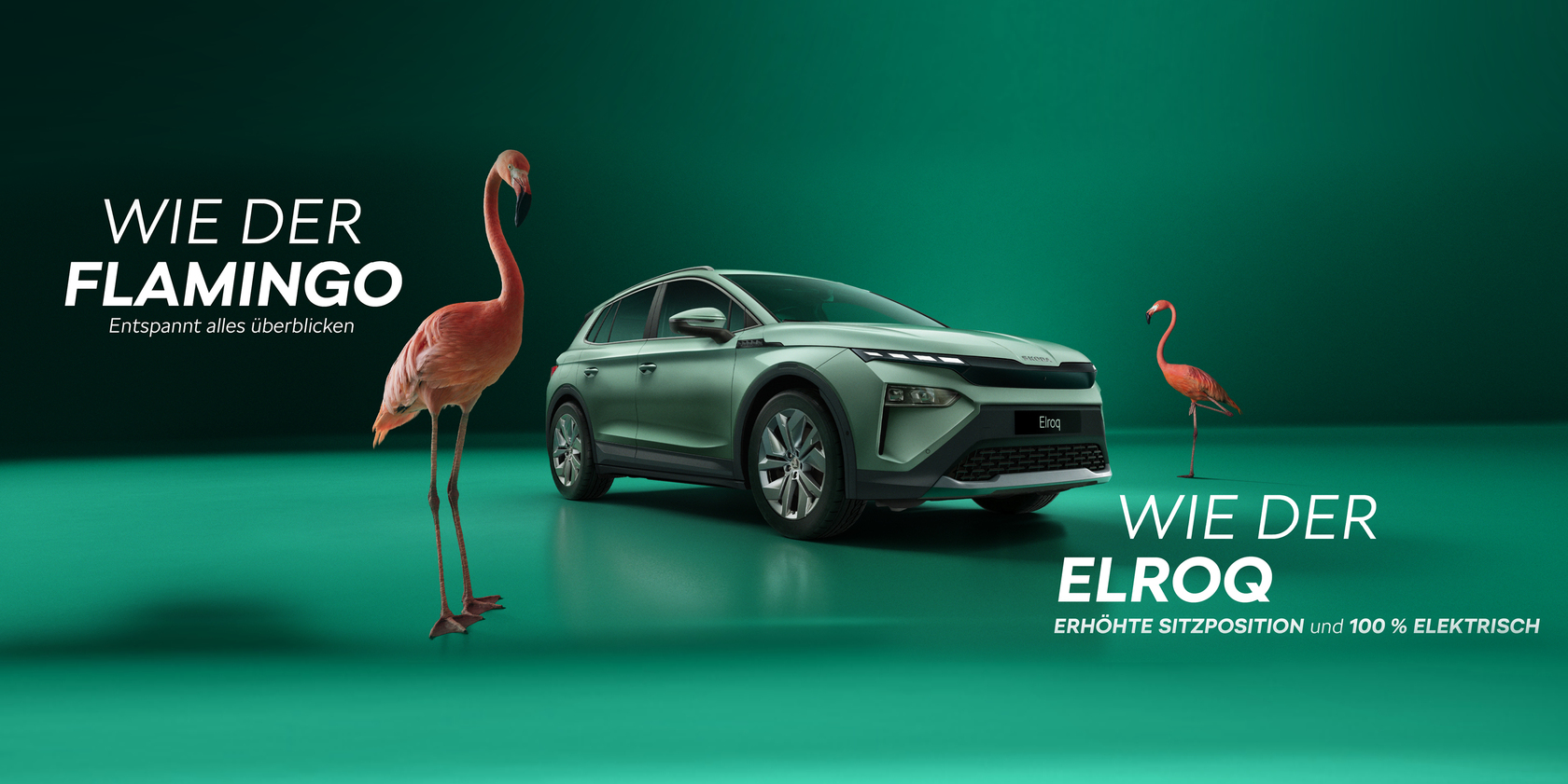 Grüner Skoda Elroq vor einem grünen Hintergrund, nebem dem Auto stehen zwei Flamingos. Oben links der weiße Schriftzug "WIE DER FLAMINGO - Entspannt alles überblicken"; unten rechts der weiße Schriftzug: "WIE DER ELROQ - ERHÖHTE SITZTPOSITION und 100% ELEKTIRSCH"