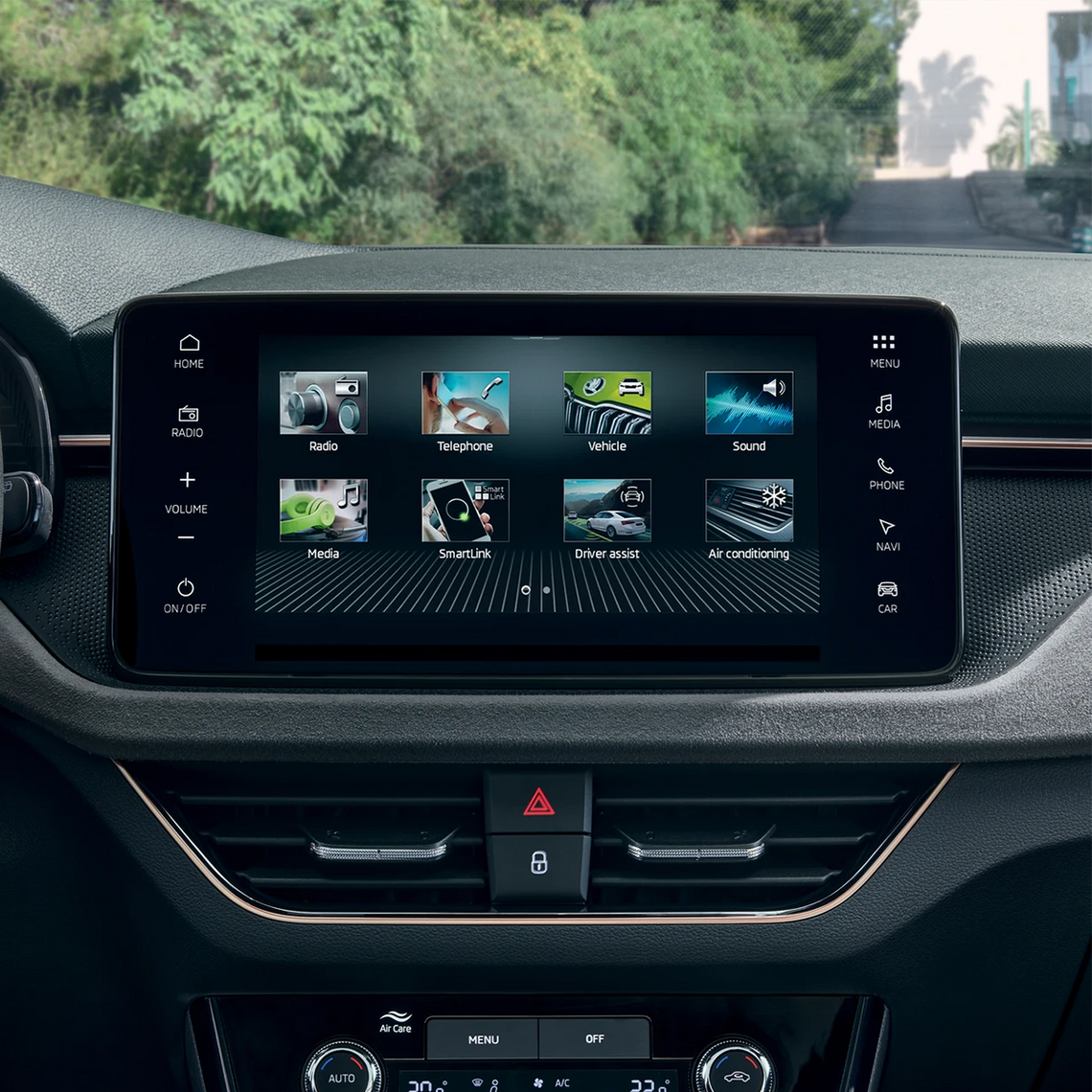 Infotainmentsystem eines Škoda Scala mit zentralem Touchdisplay im Mittelpunkt. Auf dem Bildschirm sind verschiedene Icons zu sehen, unter anderem für Radio, Telefon, Fahrzeugstatus, Sound, Media, SmartLink, Fahrassistenz und Klimaanlage.