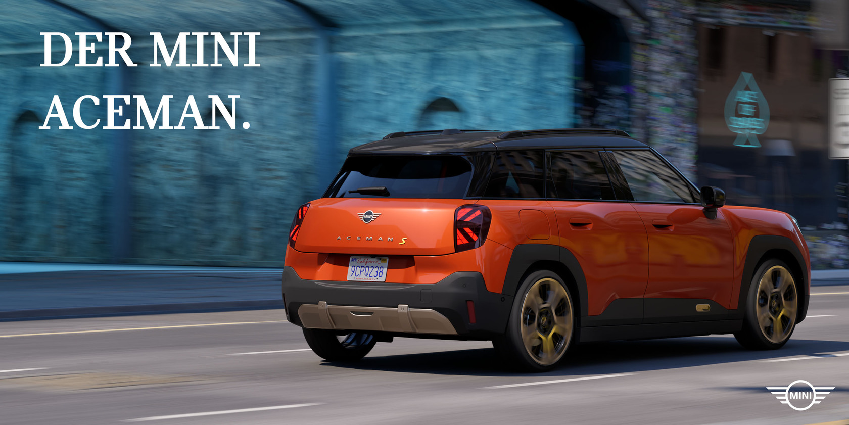 Headergrafik ‚Der MINI Aceman‘ mit orangem MINI Aceman in Heckansicht, fahrend durch urbane Umgebung mit Bewegungsunschärfe.