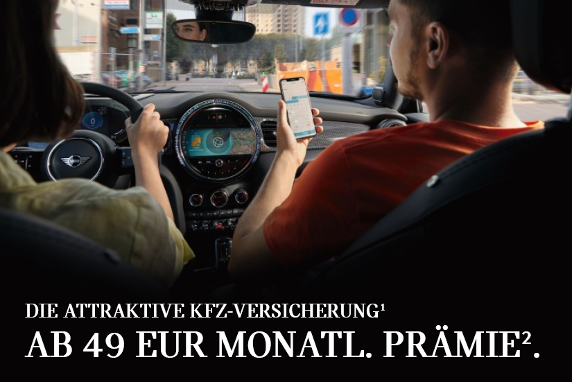 Blick von der Rückbank eines MINI auf zwei Fahrzeuginsassen auf den Vordersitzen – Fahrerin am Steuer, Beifahrer hält ein Smartphone. Im Zentrum das MINI-Cockpit. Am unteren Rand der Schriftzug: "Die attraktive KFZ-Versicherung¹ – ab 49 EUR monatliche Prämie²."