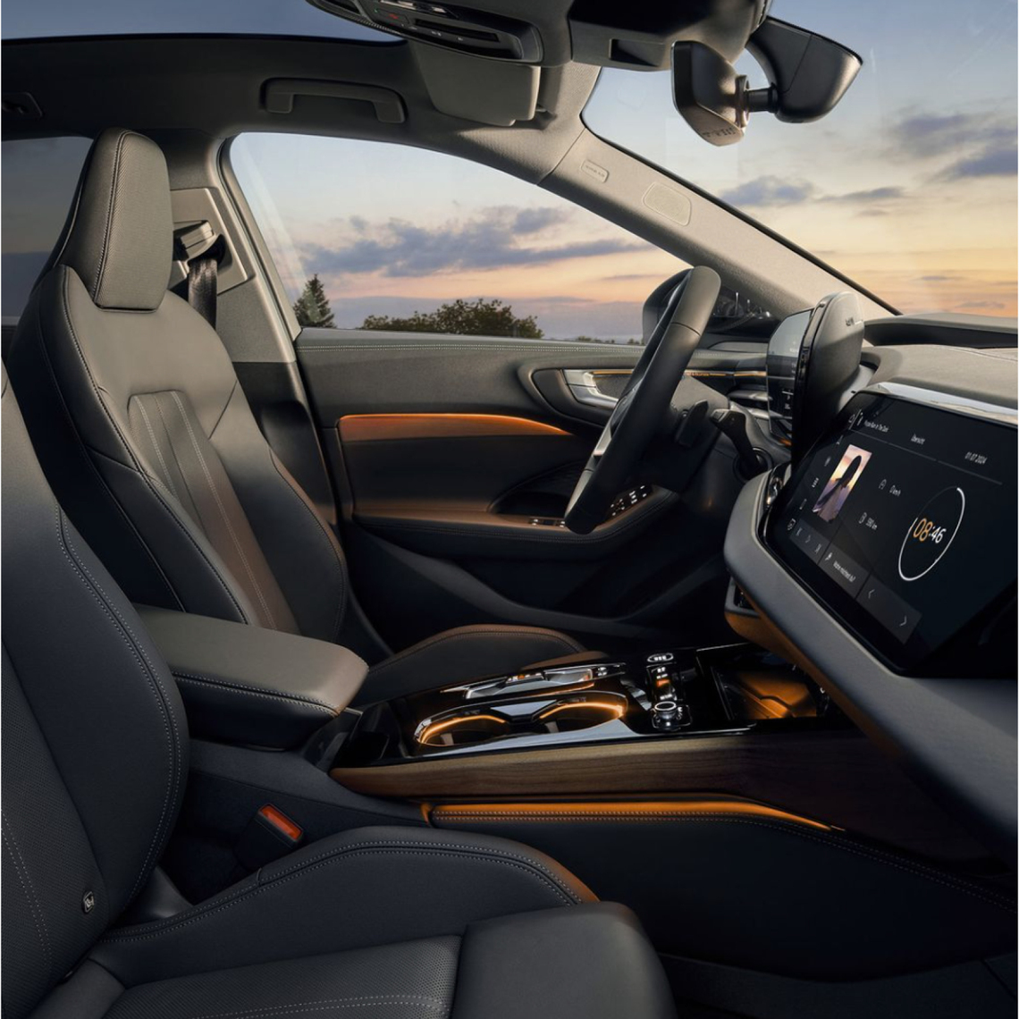 Fahrzeuginnenraum eines Audi A5 mit Ledersitzen, großem Display und Ambiente-Beleuchtung