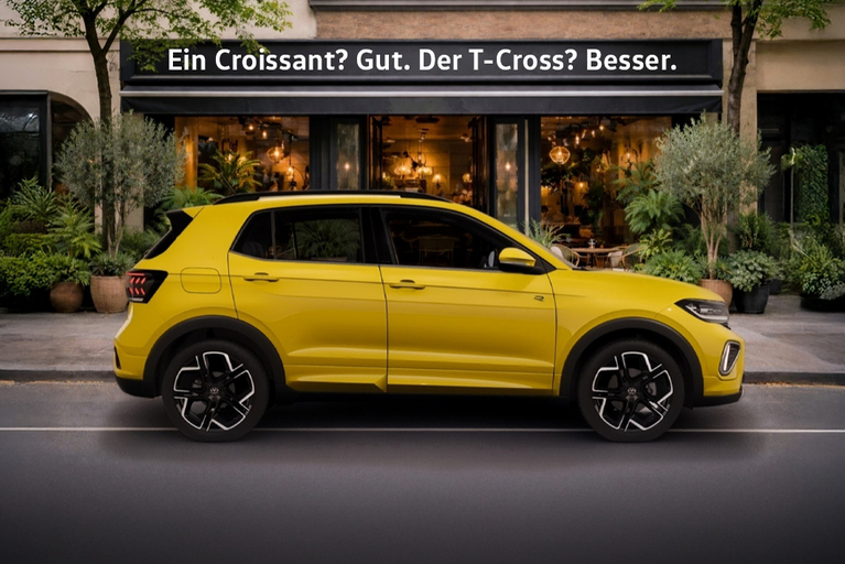 Gelber Volkswagen T-Cross vor einem Café in der Stadt mit dem Slogan ‚Ein Croissant? Gut. Der T-Cross? Besser