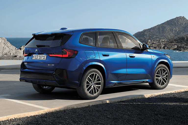 Dunkelblauer BMW iX1 stehend auf einem Parkplatz