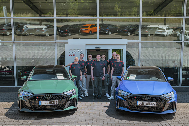 Gruppenbild der Audiverkäufer mit zwei RS 3 