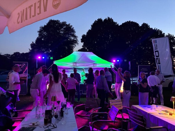 BMW Golf Cup 2025 - Abendveranstaltung mit buntem Licht und DJ