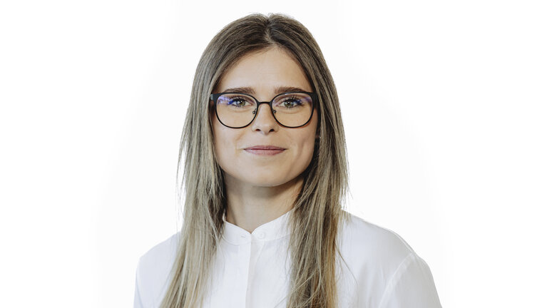 Portrait von Celine Koch. Mitarbeiterin der Autowelt Schmidt.
