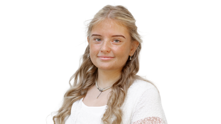 Portrait von Raya Buhl. Mitarbeiterin der Autowelt Schmidt.