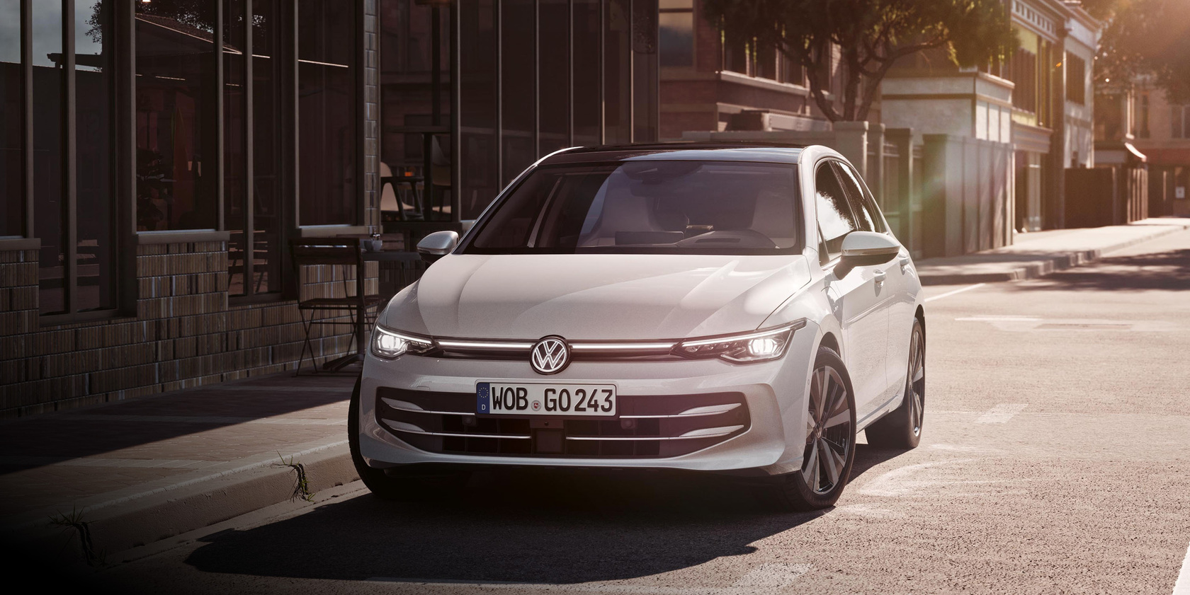 Silberner VW Golf auf einer Straße