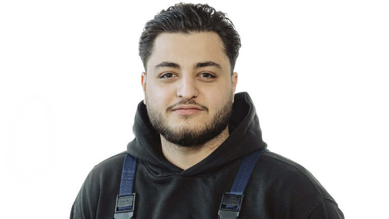 Portrait von Mohamad Battal. Mitarbeiter der Autowelt Schmidt.